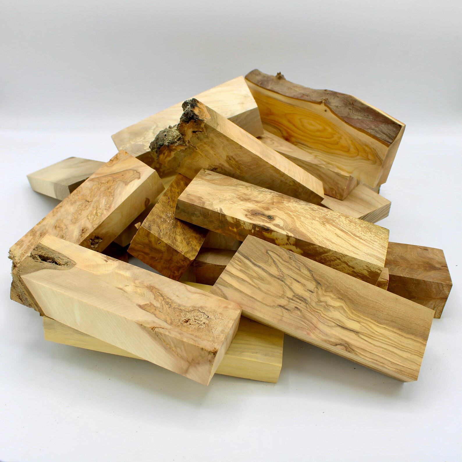 Blocs de bois pour manche de couteaux, bois d'oeuvre pour couteliers Noyer et hêtre échauffé – Image 9