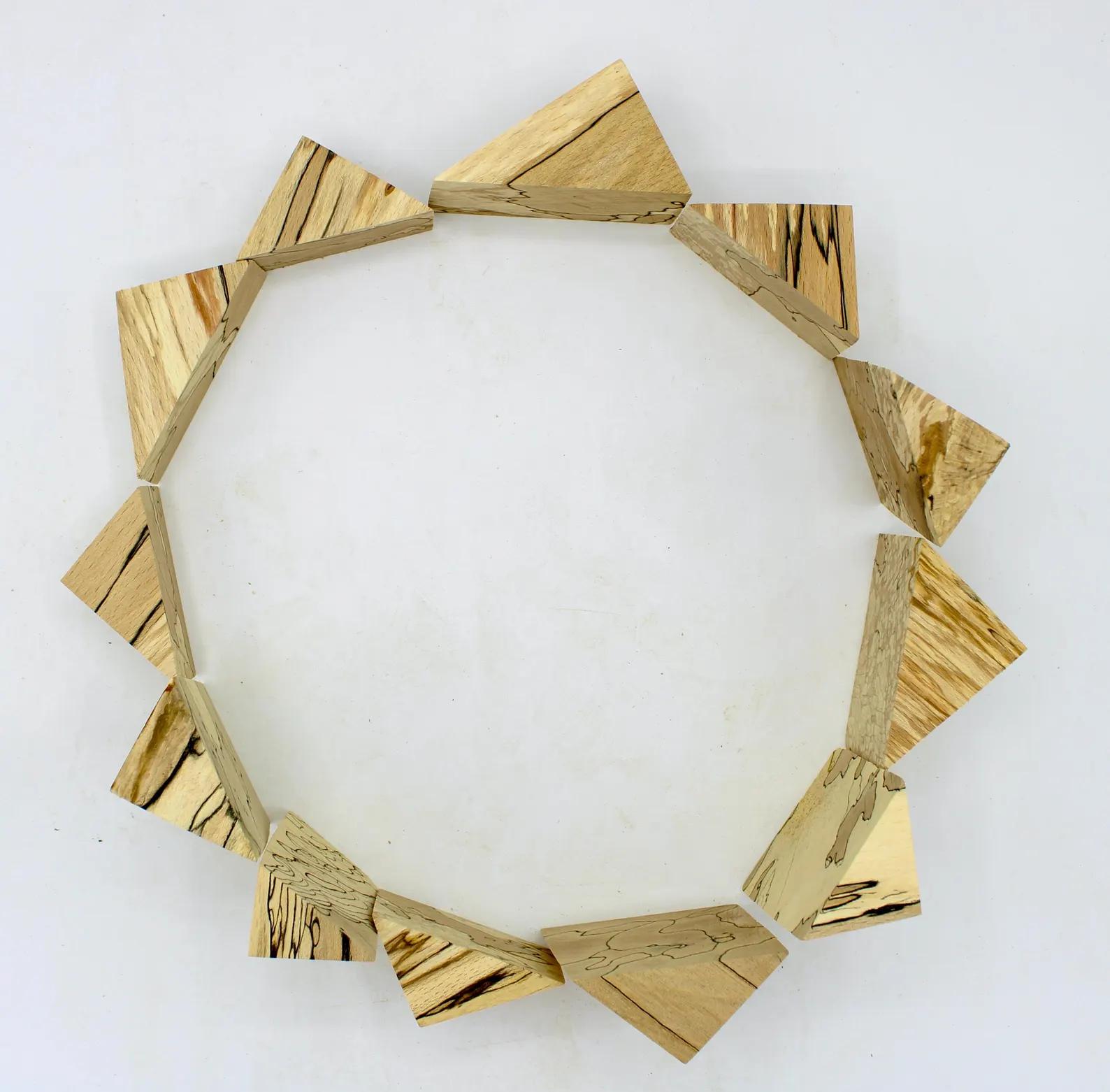 Triangle de hêtre échauffé, bois d'exception pour créations uniques, bijoux, déco, jeux, jouets, compositions, créations – Image 2